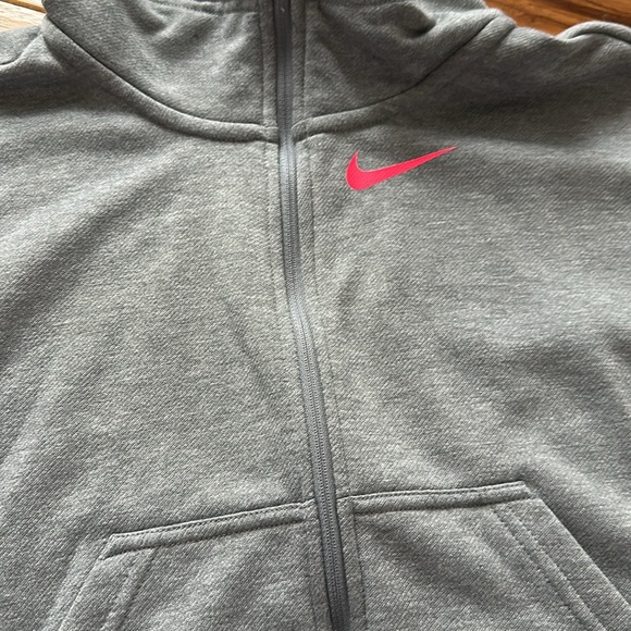 Girls Nike short sleeve sweatshirt with hood and front pockets. - Picture 2 of 3